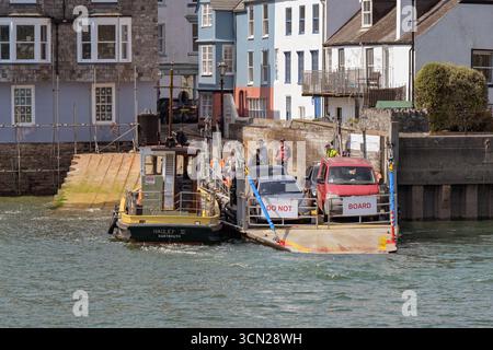 Kingswear, Devon, England, Großbritannien - 24. April 2025: Eine kleine Autofähre verlässt die Stadt Dartmouth und überquert den Dart nach Kingswear Stockfoto