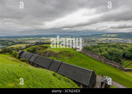 Vereinigtes Königreich - Stirling - Stirling Castle Wall - Blick über King’s Park und King’s Knot Stockfoto