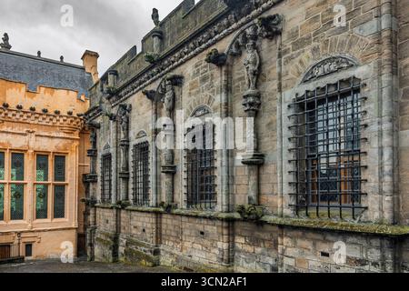 Vereinigtes Königreich - Stirling - Stirling Castle Palace - Renaissancefassade mit Skulpturen, Gitterfenstern, verwittertem Stein Stockfoto