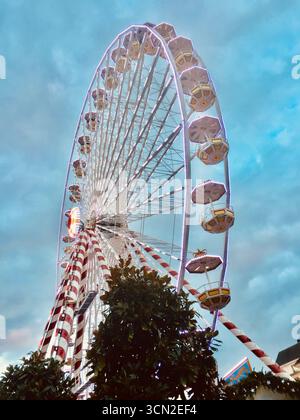 Grande Roue d’Orléans, beleuchtet vor einem blauen Abendhimmel, Frankreich Stockfoto