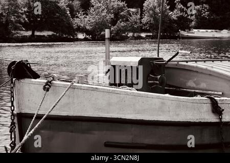Bug eines vertäuten Barges am Erdre River, Nantes – Black and White, Frankreich Stockfoto