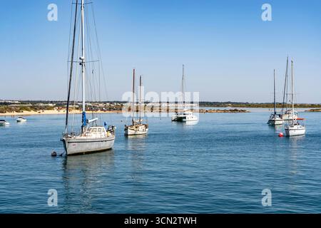 Segelboote ankern im Gilao Fluss, vor dem Strand Praia da Ilha de Tavira, auf der Insel vor Tavira, Algarve, Portugal Strand Ilha de Tavira *** Segelboote vor Anker im Fluss Gilao, vor dem Strand Praia da Ilha de Tavira, auf der Insel vor Tavira, Algarve, Portugal Ilha de Tavira Strand Stockfoto