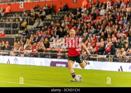 Anna Sandberg überquert den Ball für Manchester United Women gegen SK Brann in der dritten Qualifikationsrunde der UEFA Women’s Champions League am 18. September 2025 in Leigh Sports Village, Greater Manchester Stockfoto