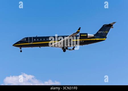 Harry Reid Flughafen 8-31-2025 Las Vegas NV USA Private Bombardier CL-850 N100VE Ankunft auf der Landebahn 1L am Harry Reid International Airport Stockfoto