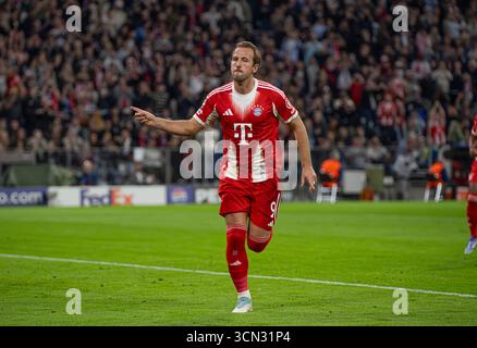 Harry Kane feierte vor den Bayern München Fans nach einem Treffer gegen Chelsea FC Stockfoto