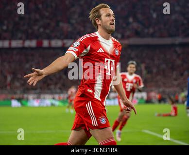 Harry Kane feierte, nachdem er wieder einen Elfmeter beim Chelsea FC konvertierte Stockfoto