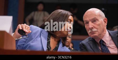 Washington, Usa. September 2025. Bürgermeister Muriel Bowser (Demokrat des District of Columbia), Linke, und Vorsitzender des Council of the District of Columbia Phil Mendelson (Demokrat des District of Columbia) haben ein Nebengespräch, bevor sie am Donnerstag, den 18. September, vor dem US-House Committee on Oversight and Government Reform während einer Anhörung mit dem Titel „Oversight of the District of Columbia“ im Kapitol der Vereinigten Staaten in Washington, DC, USA, aussagen. 2025.Foto: Andrew Thomas/CNP/ABACAPRESS.COM Credit: abaca Press/Alamy Live News Stockfoto
