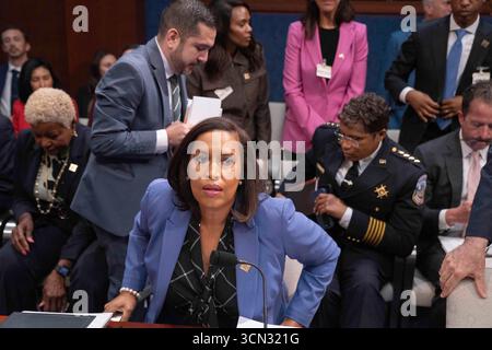 Washington, Usa. Juni 2025. Bürgermeister Muriel Bowser (Demokrat des District of Columbia) kommt, um vor dem United States House Committee on Oversight and Government Reform auszusagen, während einer Anhörung mit dem Titel „Oversight of the District of Columbia“ im US Capitol in Washington, DC, USA, am 18. September 2025. Die Anhörung befasste sich mit der öffentlichen Sicherheit, der Regierungsführung und der Beteiligung des Bundes an DCFoto von Andrew Thomas/CNP/ABACAPRESS.COM Credit: Abaca Press/Alamy Live News Stockfoto