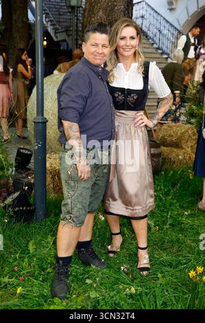 Kerstin Ott mit Ehefrau Karolina Köppen bei der Ankunft zur ProSieben TV Show HeidiFest von Heidi Klum im Hofbräuhaus München. München, 18.09.2025 *** Kerstin Ott mit Ehefrau Karolina Köppen bei der ProSieben-Fernsehsendung HeidiFest von Heidi Klum im Hofbräuhaus München München, 18 09 2025 Foto:XK.xKriegerx/xFuturexImagex heidifest 5689 Stockfoto