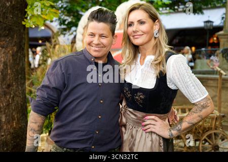 Kerstin Ott mit Ehefrau Karolina Köppen bei der Ankunft zur ProSieben TV Show HeidiFest von Heidi Klum im Hofbräuhaus München. München, 18.09.2025 *** Kerstin Ott mit Ehefrau Karolina Köppen bei der ProSieben-Fernsehsendung HeidiFest von Heidi Klum im Hofbräuhaus München München, 18 09 2025 Foto:XK.xKriegerx/xFuturexImagex heidifest 5694 Stockfoto