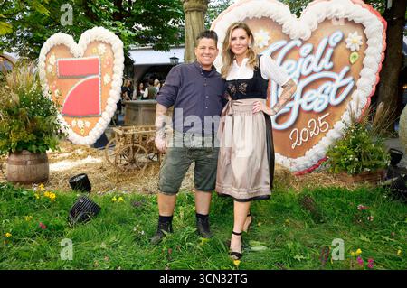 Kerstin Ott mit Ehefrau Karolina Köppen bei der Ankunft zur ProSieben TV Show HeidiFest von Heidi Klum im Hofbräuhaus München. München, 18.09.2025 *** Kerstin Ott mit Ehefrau Karolina Köppen bei der ProSieben-Fernsehsendung HeidiFest von Heidi Klum im Hofbräuhaus München München, 18 09 2025 Foto:XK.xKriegerx/xFuturexImagex heidifest 5692 Stockfoto