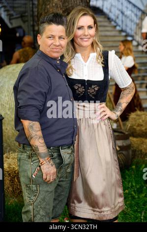 Kerstin Ott mit Ehefrau Karolina Köppen bei der Ankunft zur ProSieben TV Show HeidiFest von Heidi Klum im Hofbräuhaus München. München, 18.09.2025 *** Kerstin Ott mit Ehefrau Karolina Köppen bei der ProSieben-Fernsehsendung HeidiFest von Heidi Klum im Hofbräuhaus München München, 18 09 2025 Foto:XK.xKriegerx/xFuturexImagex heidifest 5691 Stockfoto