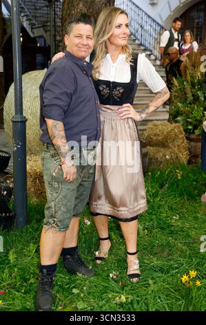Kerstin Ott mit Ehefrau Karolina Köppen bei der Ankunft zur ProSieben TV Show 'Heidifest by Heidi Klum' im Hofbräuhaus München. München, 18.09.2025 Stockfoto