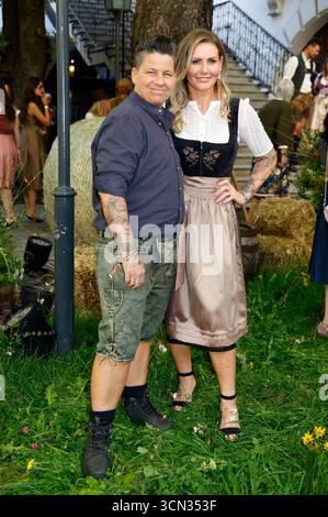 Kerstin Ott mit Ehefrau Karolina Köppen bei der Ankunft zur ProSieben TV Show 'Heidifest by Heidi Klum' im Hofbräuhaus München. München, 18.09.2025 Stockfoto