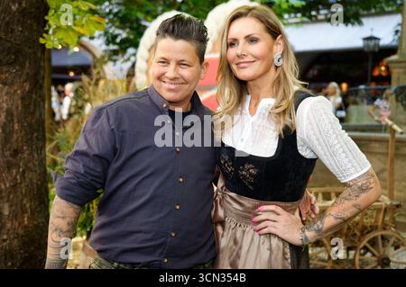 Kerstin Ott mit Ehefrau Karolina Köppen bei der Ankunft zur ProSieben TV Show 'Heidifest by Heidi Klum' im Hofbräuhaus München. München, 18.09.2025 Stockfoto