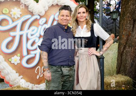 Kerstin Ott mit Ehefrau Karolina Köppen bei der Ankunft zur ProSieben TV Show 'Heidifest by Heidi Klum' im Hofbräuhaus München. München, 18.09.2025 Stockfoto