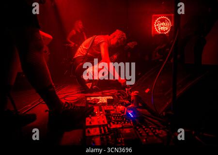 Edinburgh, Schottland. Dienstag, 5. August 2025. Die irische Post-Punk-Band M(h)aol stand auf der Bühne bei Sneaky Pete’s im Rahmen einer UK-Tour. Mit Sitz in Dublin, Cork, Belfast und London veröffentlichten sie ihr zweites Album Something Soft im Mai 2025 auf dem legendären Label Merge. M(h)aol sind Constance Keane am Schlagzeug, Jamie Hyland am Bass, Zoë Greenway am Bass und Sean Nolan an an der Gitarre. Stockfoto