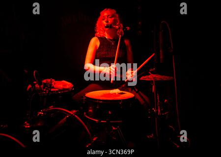 Edinburgh, Schottland. Dienstag, 5. August 2025. Die irische Post-Punk-Band M(h)aol stand auf der Bühne bei Sneaky Pete’s im Rahmen einer UK-Tour. Mit Sitz in Dublin, Cork, Belfast und London veröffentlichten sie ihr zweites Album Something Soft im Mai 2025 auf dem legendären Label Merge. M(h)aol sind Constance Keane am Schlagzeug, Jamie Hyland am Bass, Zoë Greenway am Bass und Sean Nolan an an der Gitarre. Stockfoto