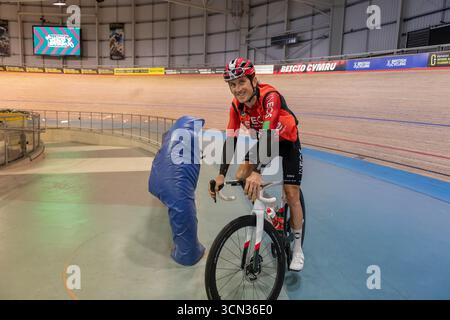 21. Tour durch Großbritannien Stage 6 7. September Newport Velodrome, Newport Wales UK Geraint Thomas nach der Runde begrüßte die Fans Stockfoto