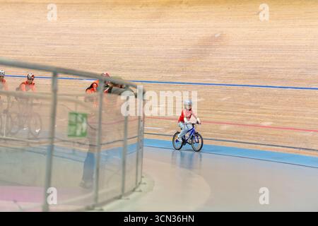 21. Tour durch Großbritannien Stage 6 7. September Newport Velodrome, Newport, Wales. UK. Eine Runde des Velodroms mit Teamkollegen und Geraint Thomas' Sohn Max. Stockfoto