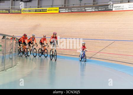 21. Tour durch Großbritannien Stage 6 7. September Newport Velodrome, Newport, Wales. UK. Eine Runde des Velodroms mit Teamkollegen und Geraint Thomas' Sohn Max. Stockfoto