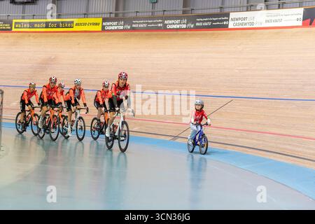 21. Tour durch Großbritannien Stage 6 7. September Newport Velodrome, Newport, Wales. UK. Eine Runde des Velodroms mit Teamkollegen und Geraint Thomas' Sohn Max. Stockfoto