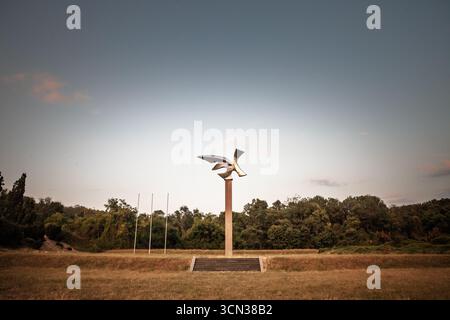 BELGRAD, SERBIEN - 6. JULI 2025: Großer Blick auf das Denkmal im Jajinci Memorial Park, Spomen Park Jajinci, in Belgrad, das der Bevölkerung Belgs gewidmet ist Stockfoto
