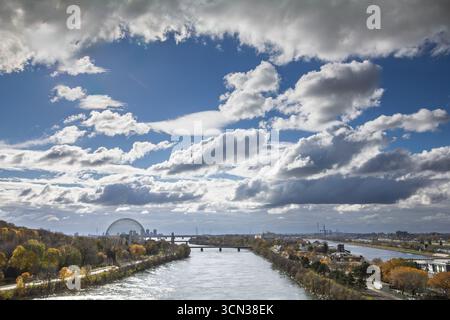 Blick über den St Lawrence River in Richtung Ile Sainte Helene und Parc Jean Drapeau von der Südküste. Herbstlaub, geschichtete Wasserstraßen, Brücken und Stockfoto