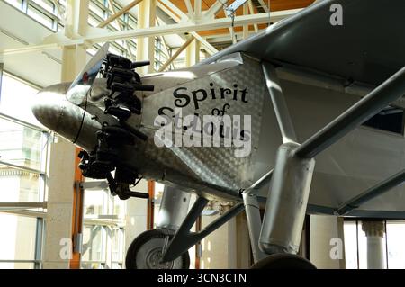 Eine Nachbildung des Flugzeugs Spirit of St Louis von Charles Lindberg hängt aus dem Missouri History Museum in St. Louis Stockfoto