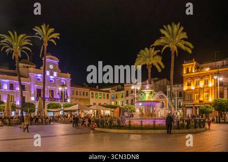 Plaza de Espańa bei Nacht in Mérida, Spanien. Stockfoto