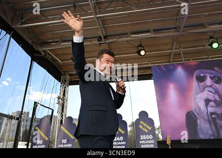 Prag, Tschechische Republik. September 2025. Tomio Okamura, Führer der rechtsextremen Partei Freiheit und direkte Demokratie (SPD), Svoboda, eine prima demokracie auf Tschechien, sah während der Parteikampagne in Prag vor dem Publikum sprechen. Die Parlamentswahlen finden am 3. Und 4. Oktober 2025 statt. Quelle: SOPA Images Limited/Alamy Live News Stockfoto