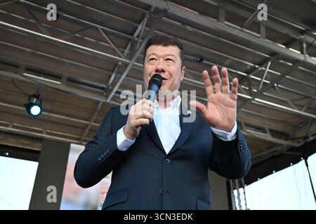 Prag, Tschechische Republik. September 2025. Tomio Okamura, Führer der rechtsextremen Partei Freiheit und direkte Demokratie (SPD), Svoboda, eine prima demokracie auf Tschechien, sah während der Parteikampagne in Prag vor dem Publikum sprechen. Die Parlamentswahlen finden am 3. Und 4. Oktober 2025 statt. Quelle: SOPA Images Limited/Alamy Live News Stockfoto