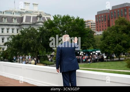 Präsident Donald J. Trump winkt Reportern und Fotografen vom Dach des Weißen Hauses in Washington, D.C., 5. August 2025 zu. Bild mit freundlicher Genehmigung des Weißen Hauses. Stockfoto