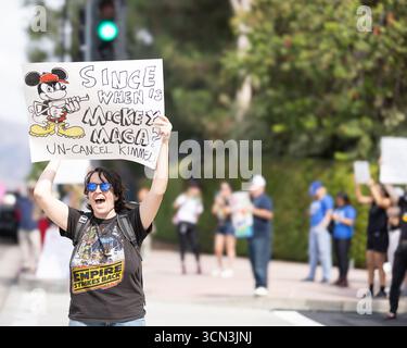 Burbank, Usa. September 2025. Ein Demonstrant hält ein Plakat mit der Aufschrift „seit wann ist Mickey MAGA? Stornieren Sie Kimmel!“ Während Sie auf dem Bürgersteig vor den Walt Disney Studios während einer Demonstration über die Suspendierung von Jimmy Kimmels Late-Night-Show stehen. Quelle: SOPA Images Limited/Alamy Live News Stockfoto