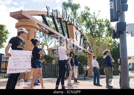 Burbank, Usa. September 2025. Die Demonstranten halten Plakate und benutzen ein Megaphon vor dem Eingang der Walt Disney Studios während einer Demonstration über die Aussetzung von Jimmy Kimmels Late-Night-Show. Quelle: SOPA Images Limited/Alamy Live News Stockfoto