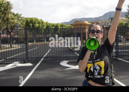Burbank, Usa. September 2025. Ein sag-AFTRA-Mitglied singt Slogans auf einem Megaphon während eines Protests vor den Walt Disney Studios über die Aussetzung von Jimmy Kimmels Late-Night-Show. Quelle: SOPA Images Limited/Alamy Live News Stockfoto