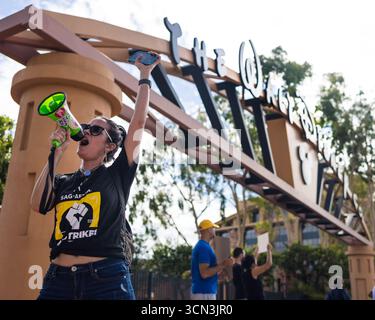 Burbank, Usa. September 2025. Ein sag-AFTRA-Mitglied singt Slogans auf einem Megaphon während eines Protests vor den Walt Disney Studios über die Aussetzung von Jimmy Kimmels Late-Night-Show. Quelle: SOPA Images Limited/Alamy Live News Stockfoto