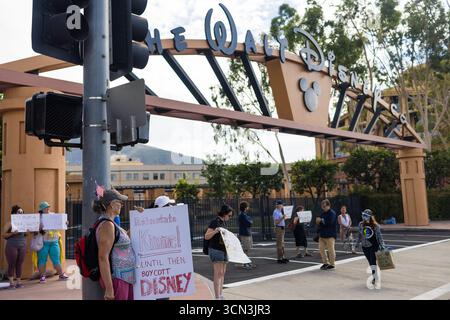 Burbank, Usa. September 2025. Die Demonstranten halten Plakate vor dem Eingang der Walt Disney Studios während einer Demonstration über die Aussetzung von Jimmy Kimmels Late-Night-Show. Quelle: SOPA Images Limited/Alamy Live News Stockfoto