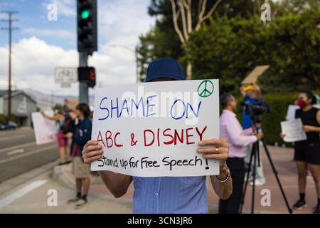 Burbank, Usa. September 2025. Ein Demonstrant hält während einer Demonstration vor den Walt Disney Studios ein Plakat mit der Aufschrift „Shame on ABC & Disney, Stand Up for Free Speech“ über die Aussetzung von Jimmy Kimmels Late-Night-Show. Quelle: SOPA Images Limited/Alamy Live News Stockfoto
