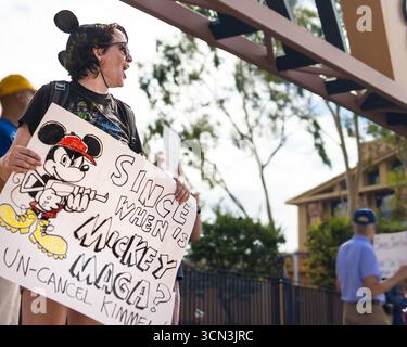 Burbank, Usa. September 2025. Ein Demonstrant mit Mickey-Maus-Ohren hält ein Plakat mit der Aufschrift „seit wann ist Mickey MAGA? Stornieren Sie Kimmel!“ Vor den Walt Disney Studios während einer Demonstration über die Aussetzung von Jimmy Kimmels Late-Night-Show. Quelle: SOPA Images Limited/Alamy Live News Stockfoto