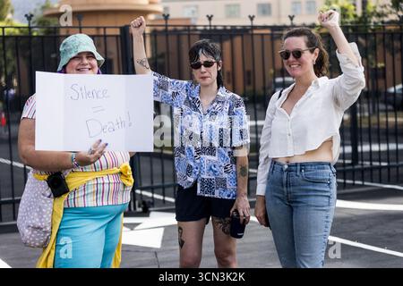 Burbank, Usa. September 2025. Die Demonstranten versammeln sich vor den Toren der Walt Disney Studios in Burbank, Kalifornien, mit einem Plakat mit der Aufschrift „Stille = Tod“ während einer Demonstration über die Aussetzung von Jimmy Kimmels Late-Night-Show. (Foto: Lela Edgar/SOPA Images/SIPA USA) Credit: SIPA USA/Alamy Live News Stockfoto