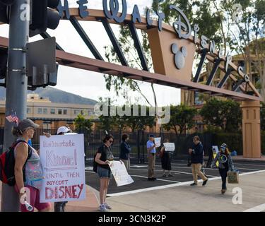 Burbank, Usa. September 2025. Die Demonstranten halten Plakate vor dem Eingang der Walt Disney Studios während einer Demonstration über die Aussetzung von Jimmy Kimmels Late-Night-Show. (Foto: Lela Edgar/SOPA Images/SIPA USA) Credit: SIPA USA/Alamy Live News Stockfoto
