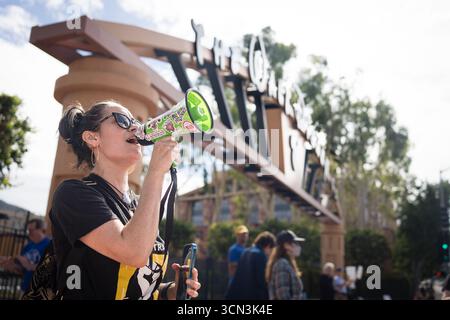 Burbank, Usa. September 2025. Ein sag-AFTRA-Mitglied singt Slogans auf einem Megaphon während eines Protests vor den Walt Disney Studios über die Aussetzung von Jimmy Kimmels Late-Night-Show. (Foto: Lela Edgar/SOPA Images/SIPA USA) Credit: SIPA USA/Alamy Live News Stockfoto