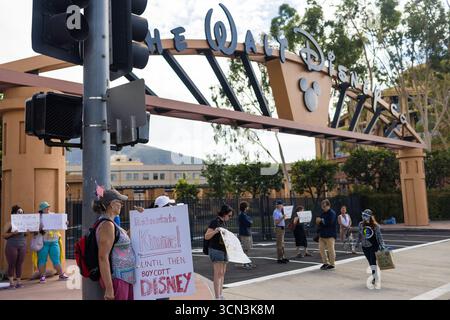 Burbank, Usa. September 2025. Die Demonstranten halten Plakate vor dem Eingang der Walt Disney Studios während einer Demonstration über die Aussetzung von Jimmy Kimmels Late-Night-Show. (Foto: Lela Edgar/SOPA Images/SIPA USA) Credit: SIPA USA/Alamy Live News Stockfoto