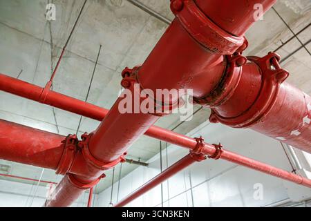 Kendall Miami Florida, Parkhaus, Rohre der Sprinkleranlage, rote Überkopf-Wasserleitungen, Armaturen, Deckenmontage, Installations-Infrastruktur Stockfoto