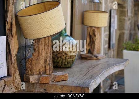 Rustikales Holzregal Mit Korkglas Und Lampen Im Café-Ambiente Im Freien. Porto-Vecchio, Korsika, Frankreich Stockfoto