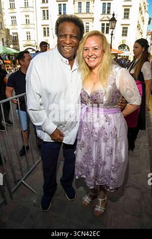 abb Roberto Blanco und seine Frau Luzandra zu Gast in Tracht Dirndl beim Heidifest 2025 by Heidi Klum dem Pre Oktoberfest Event von Pro 7 im Münchner Hofbräuhaus am 18.09.2025 in München *** abb Roberto Blanco und seine Frau Luzandra als Gast in Dirndl beim Heidifest 2025 von Heidi Klum die Pre Oktoberfest Veranstaltung von Pro 7 im Münchner Hofbräuhaus am 18 09 2025 in München Stockfoto