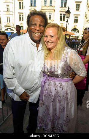 abb Roberto Blanco und seine Frau Luzandra zu Gast in Tracht Dirndl beim Heidifest 2025 by Heidi Klum dem Pre Oktoberfest Event von Pro 7 im Münchner Hofbräuhaus am 18.09.2025 in München *** abb Roberto Blanco und seine Frau Luzandra als Gast in Dirndl beim Heidifest 2025 von Heidi Klum die Pre Oktoberfest Veranstaltung von Pro 7 im Münchner Hofbräuhaus am 18 09 2025 in München Stockfoto