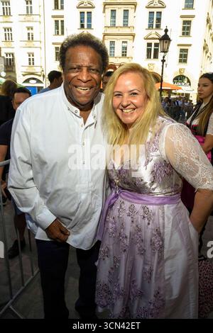 abb Roberto Blanco und seine Frau Luzandra zu Gast in Tracht Dirndl beim Heidifest 2025 by Heidi Klum dem Pre Oktoberfest Event von Pro 7 im Münchner Hofbräuhaus am 18.09.2025 in München *** abb Roberto Blanco und seine Frau Luzandra als Gast in Dirndl beim Heidifest 2025 von Heidi Klum die Pre Oktoberfest Veranstaltung von Pro 7 im Münchner Hofbräuhaus am 18 09 2025 in München Stockfoto