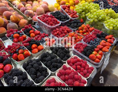 Brombeeren und Erdbeeren Früchte am Marktstand Stockfoto